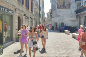 turisti-via-bernardino-luini-1