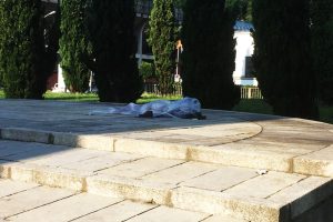 uomo-dorme-in-un-sacco-immondizia