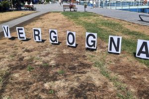 vergogna-passeggiata-lungolago 2