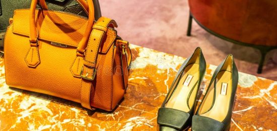 vetrina-della-bally-fashion-store-saccheggia-i-vestiti-e-le-scarpe-da-esposizione-per-la-vendita-moderna-house-ginevra-svizzera-175655069