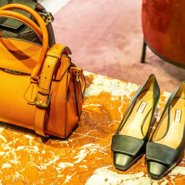 vetrina-della-bally-fashion-store-saccheggia-i-vestiti-e-le-scarpe-da-esposizione-per-la-vendita-moderna-house-ginevra-svizzera-175655069