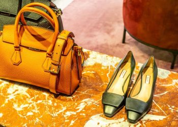 vetrina-della-bally-fashion-store-saccheggia-i-vestiti-e-le-scarpe-da-esposizione-per-la-vendita-moderna-house-ginevra-svizzera-175655069