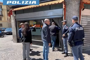 via-anzani-polizia-bar-matubber-chiuso