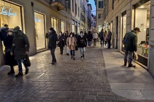via-bernardino-luini-shopping-saldi