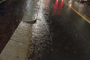 via milano pioggia pozzanghera 3