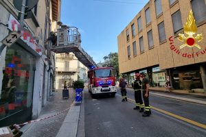 via-milano-vigili-fuoco-intonaco-cornicione-pericolanti