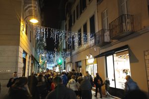 via-vittorio-emanuele-mascherine-luminarie-luci-natale (1)