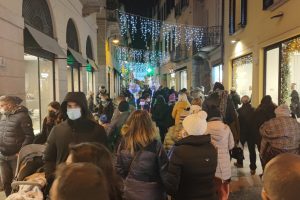 via-vittorio-emanuele-mascherine-luminarie-luci-natale (2)