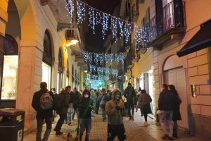 via-vittorio-emanuele-mascherine-luminarie-luci-natale (3)