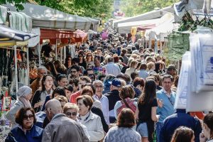 Como folla nel primo giorno della Fiera di Pasqua in vial Varese
