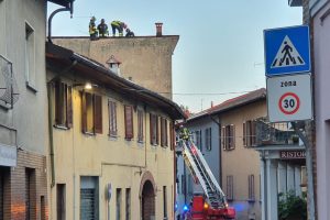 vigili-del-fuoco-casnate-tetto-autogru-1 1