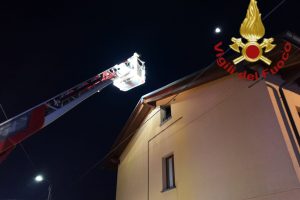 vigili-fuoco-asciugatrice-fiamme-2