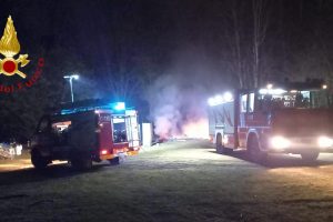 vigili-fuoco-incendio-baracca-parco-lura