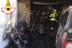 vigili-fuoco-incendio-box-garage-san-fermo
