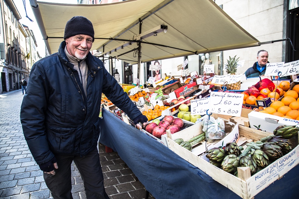 Bancarella-frutta-verdura-via-luini-2019