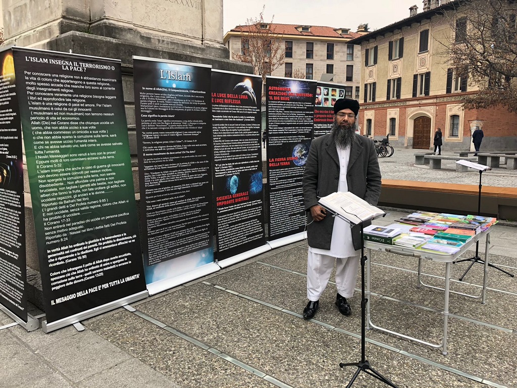 Video Il Predicatore Regala Il Corano In Piazza Volta L Islam E Amore Non Terrore Comozero