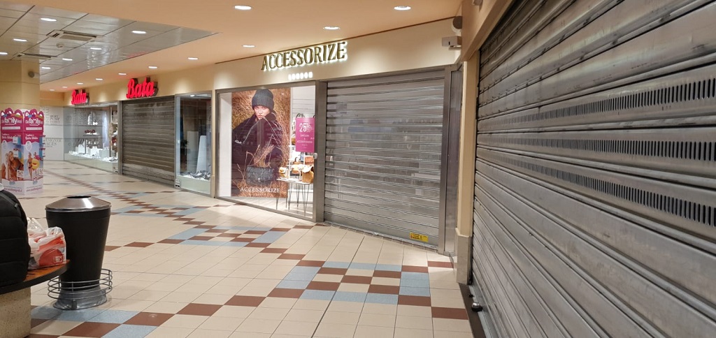 Il sabato virale dei centri commerciali: negozi chiusi, serrande giù (ma  corsie del cibo aperte) - Como Zero